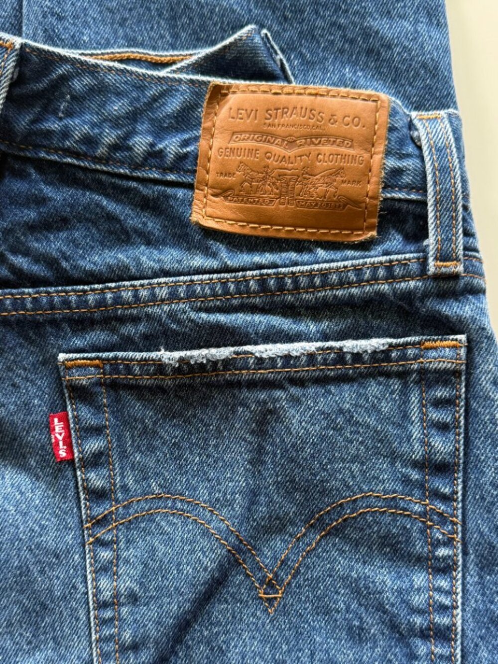 Levis Premium Wedgie Straight Jeans Jive Ship Medium Blue Raw Hem 26 22861-0110 - Picture 8 of 10